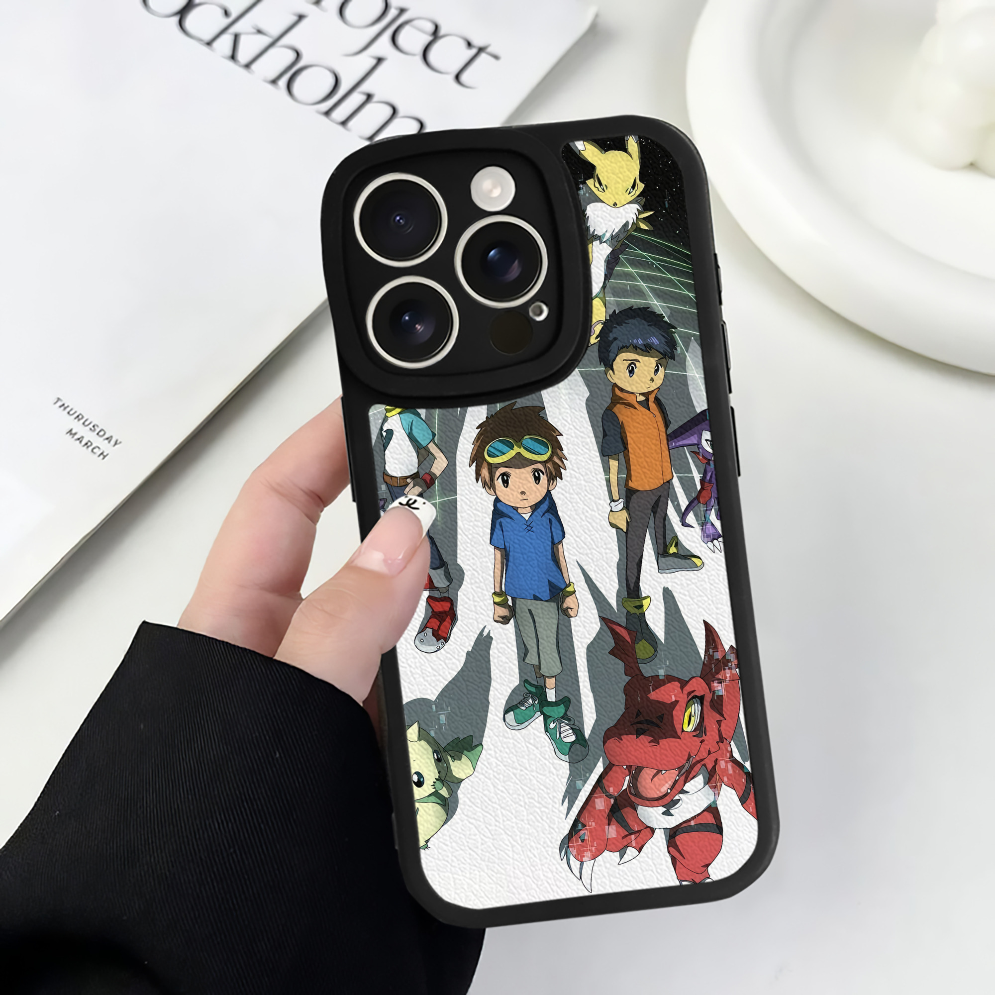 （画像用） Digimon デジタルモンスター/デジモン 【iPhone 16シリーズ対応】シリコンスマホケース（レザー調） 材質：シリコン